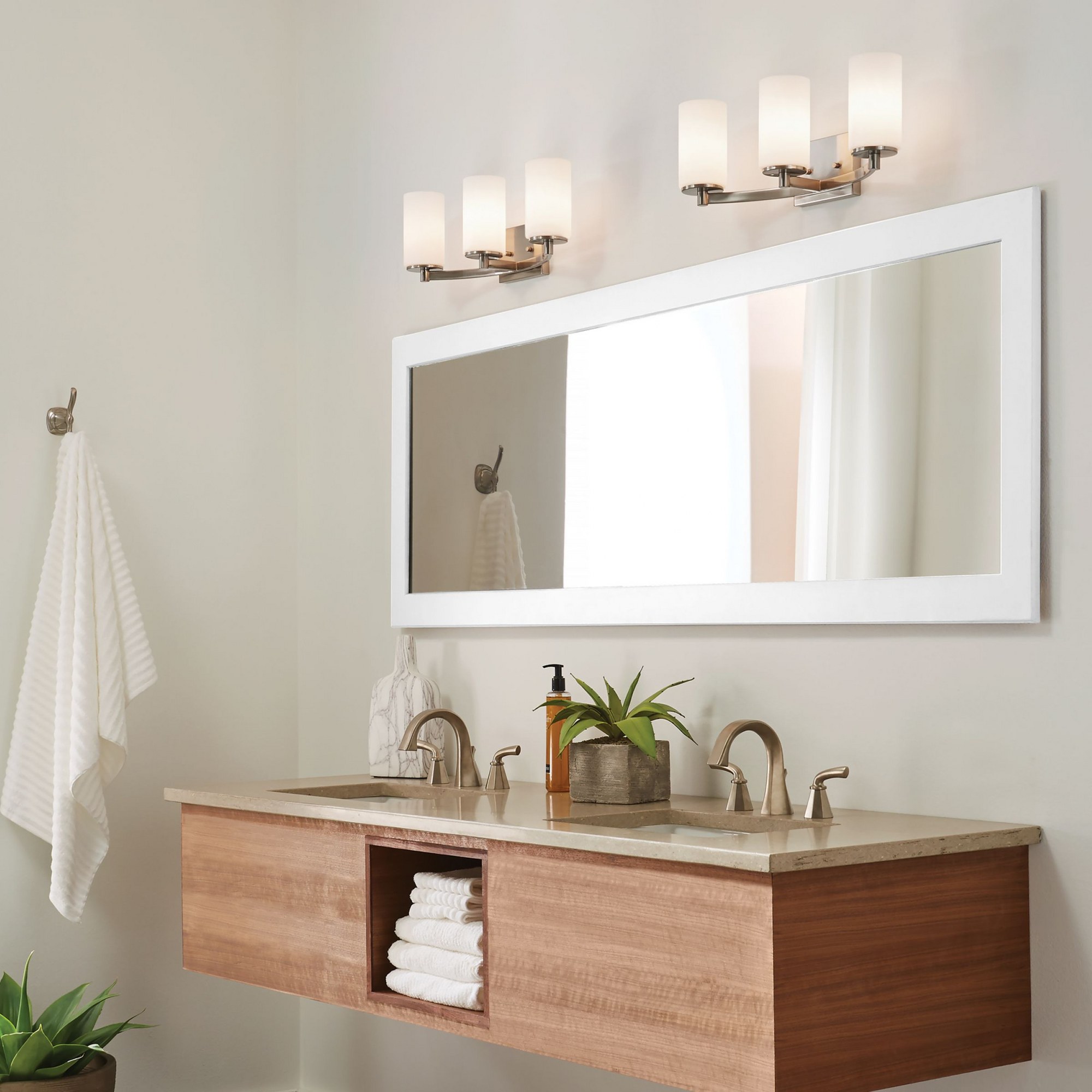 4439103-962